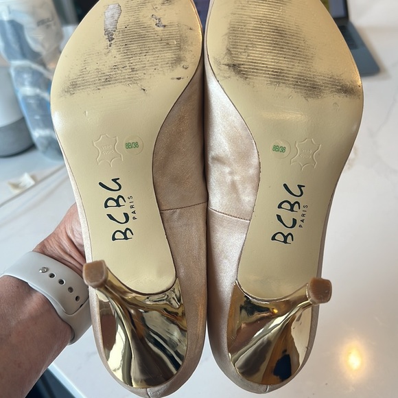 Gold BCBG size 8.5 sandal - Picture 4 of 4